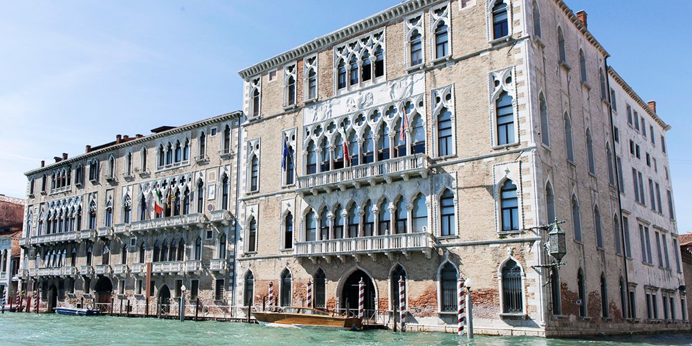 alt="Ca’ Foscari Üniversitesi'nin Büyük Venedik Kanalı kıyısındaki ana cephesi"