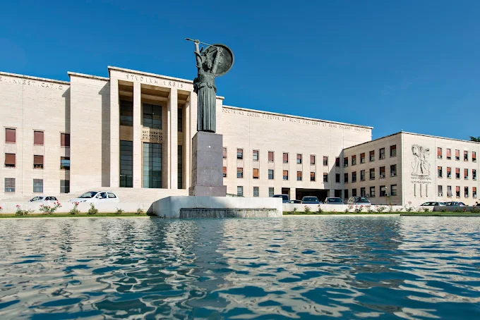 "Roma’daki La Sapienza Üniversitesi’nin Ana Girişi" şeklinde çevrilebilir.