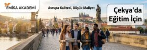 Prag Karl Köprüsü üzerinde yürüyen uluslararası öğrenciler ve Emissa Academy logolu Çekya'da eğitim tanıtım görseli.